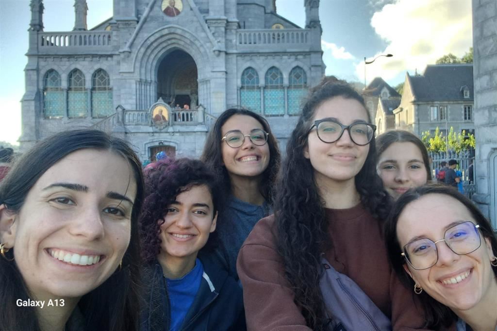 Il selfie di Gemma assieme alle amiche a Lourdes
