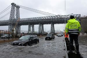 New York finisce sott'acqua: dichiarato lo stato d'emergenza