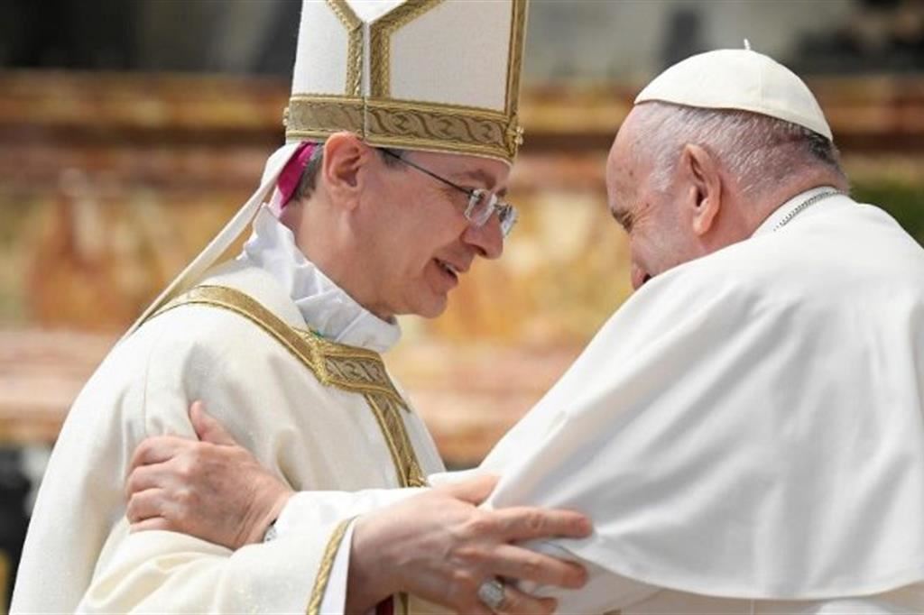 Monsignor Ravelli con papa Francesco
