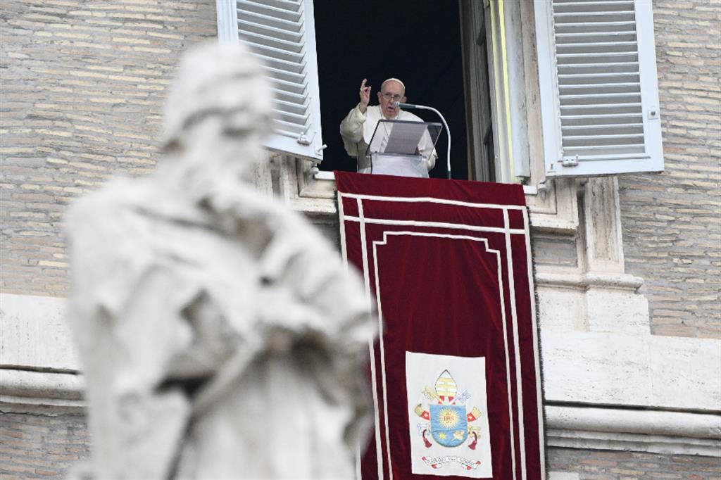 Il Papa: servire con gratuità, senza attaccamento a ruoli e posizioni