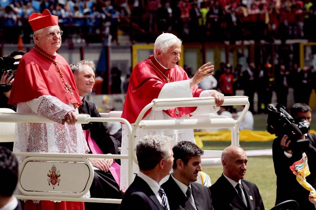 Benedetto XVI con il cardinale Scola allo stadio di San Siro a Milano nel 2012 per l’incontro con i cresimandi dell’arcidiocesi