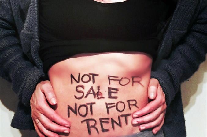 Donne e bambini non sono merci: il dibattito sull'utero in affitto