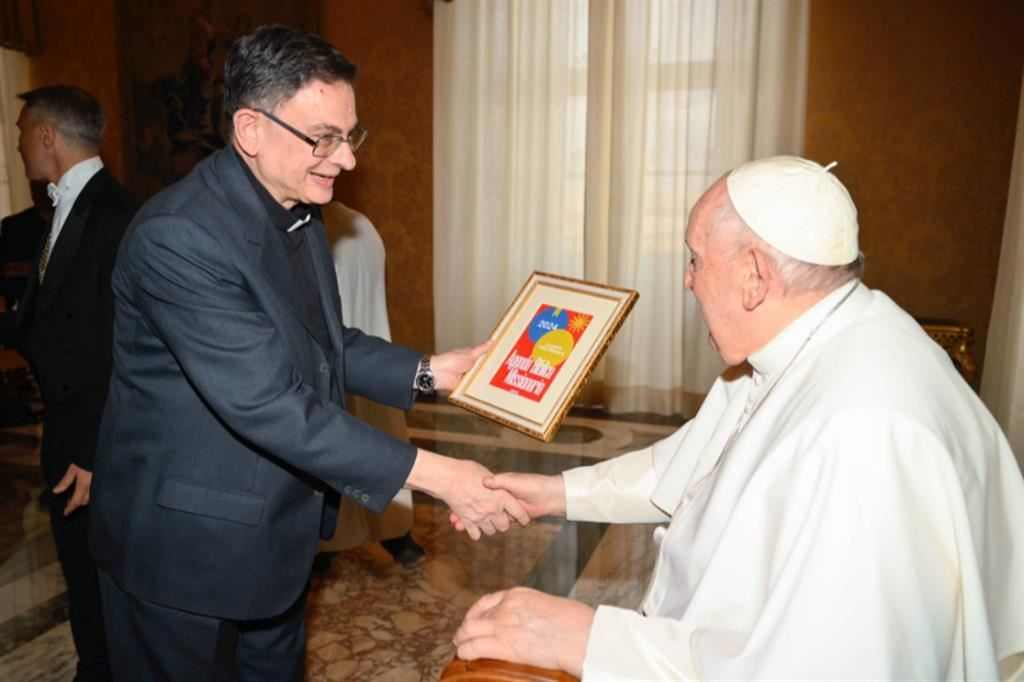 Padre Giannattasio, presidente di Emi, consegna al Papa l’Agenda biblica e missionaria 2024
