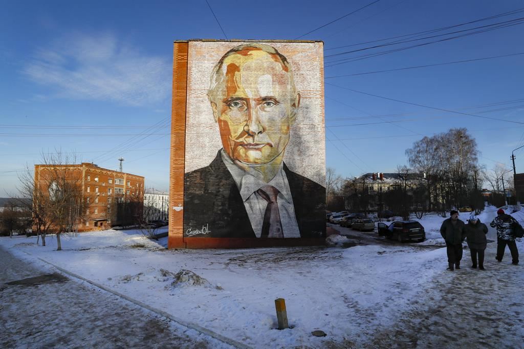 Un murale con Vladimir Putin su un edificio residenziale di Kashira, nei pressi di Mosca.