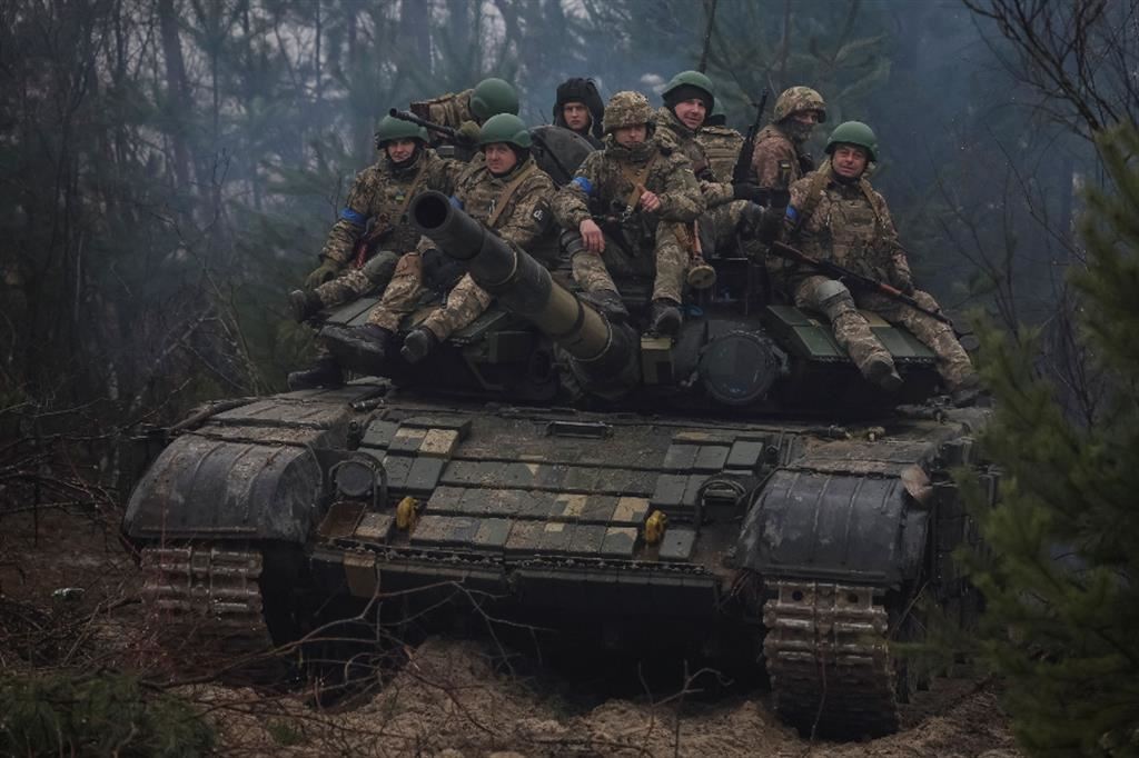 Militari ucraini su un vecchio carrarmato sovietico. Ma c'è chi fa obiezione di coscienza