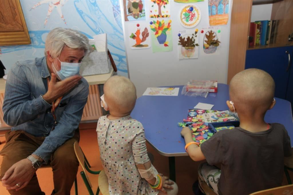 I bambini malati di cancro in Ucraina con Damiano Rizzi, presidente della fondazione Soleterre che ha appena inaugurato una casa-famiglia a Kiev per i piccoli pazienti