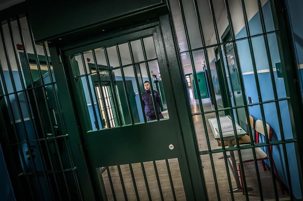 Nelle carceri lombarde torna l'allarme affollamento: gli istituti ospitano 2.163 persone in più dei posti disponibili