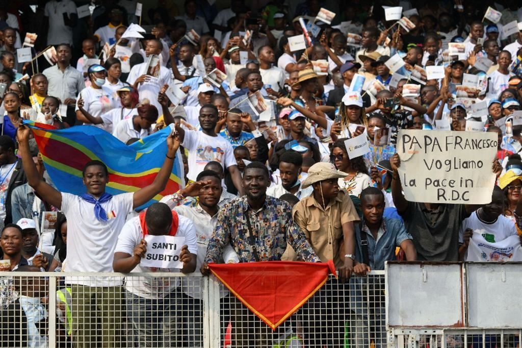 I giovani riuniti allo Stadio dei martiri di Kinshasa
