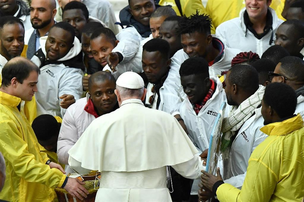Il Papa: emigrare sia scelta non obbligo