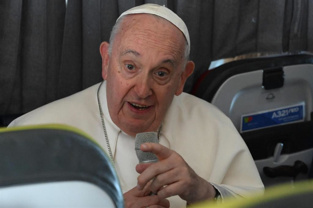 Il Papa sul volo di ritorno da Lisbona