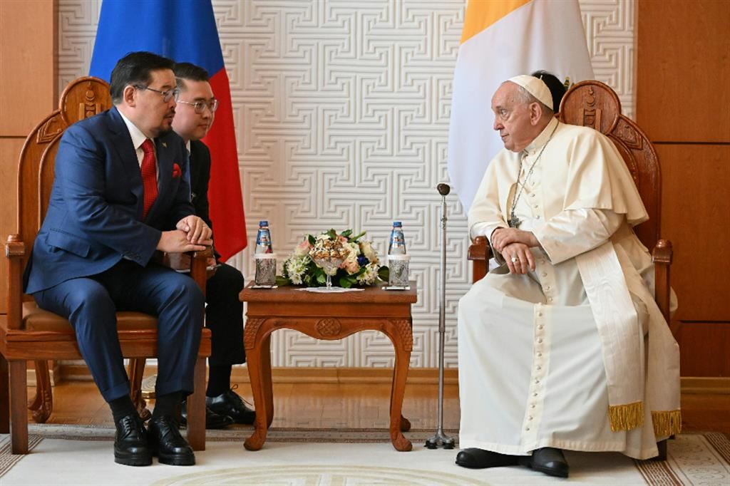 Papa Francesco con il presidente della Mongolia