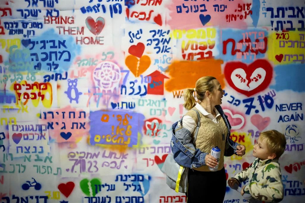Un murale a Tel Aviv invoca il ritorno a casa degli ostaggi