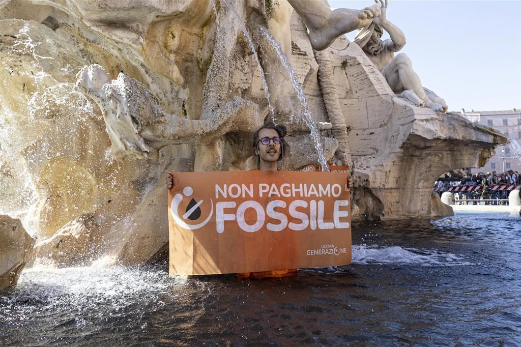 Ecoattivisti versano liquido nero nella fontana di piazza Navona