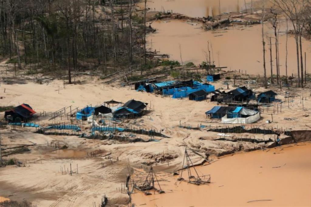 Un impianto illegale per l'estrazione dell'oro in Amazzonia