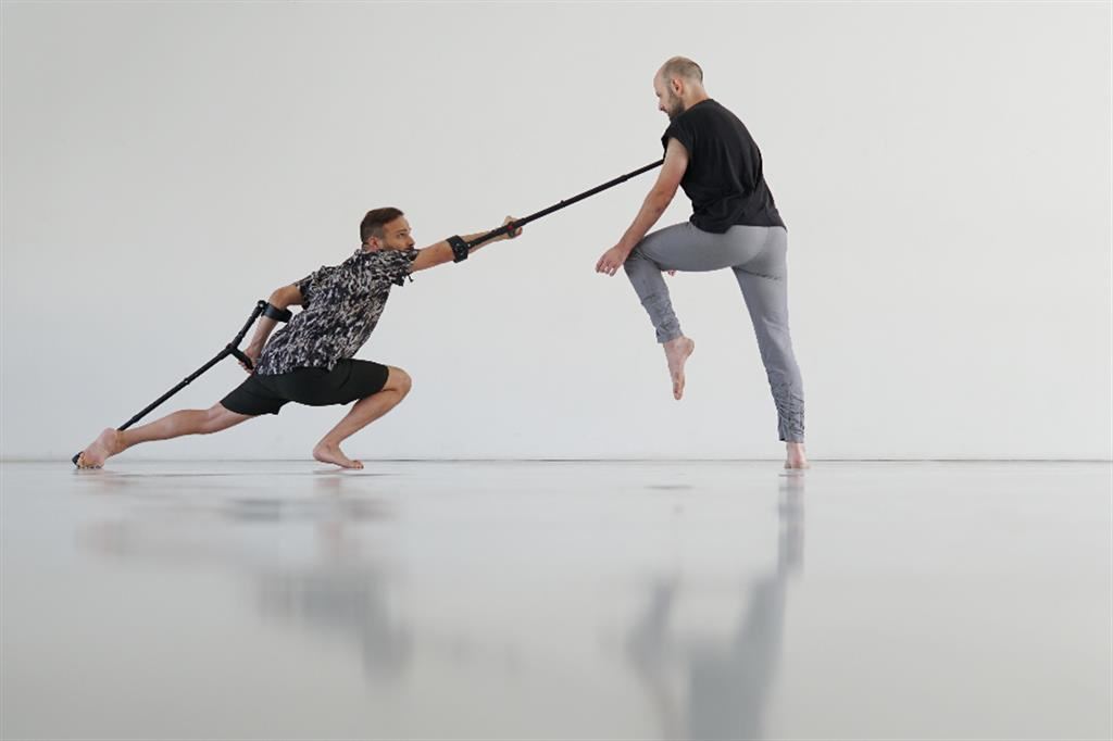 I ballerini Shmuel Dvir Cohen e Tomer Navot in "Go Figure" di Sharon Fridman