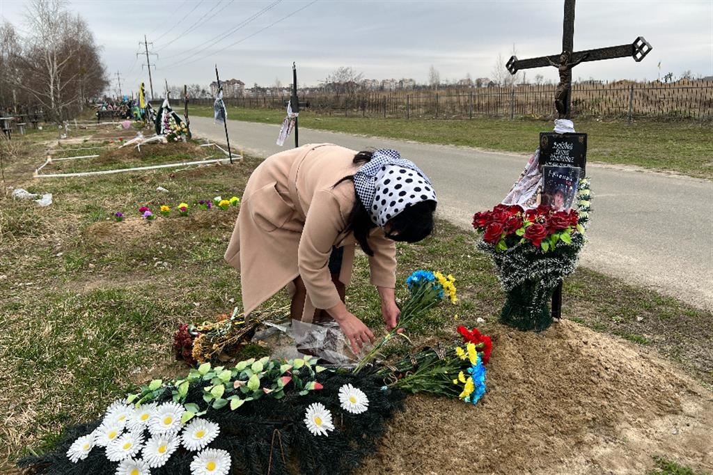 Natalia Verbova davanti alla tomba del marito ucciso per difendere Bucha e poi "dimenticato" dalle autorità locali