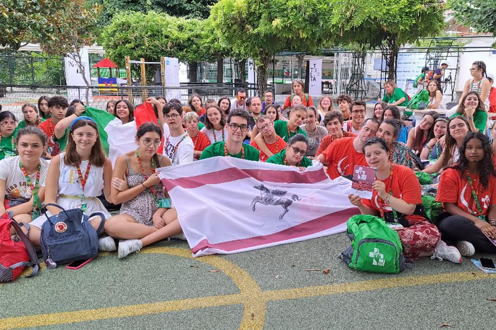 I 90 ragazzi di Pistoia assieme ai loro 26 amici disabili a Casa Italia a Lisbona per la Gmg