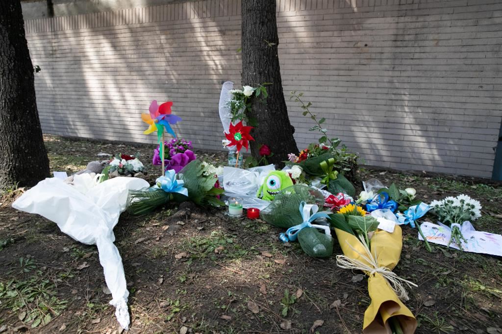 Pelouche, fiori e biglietti nel luogo dello schianto in cui è rimasto ucciso Manuel, 5 anni