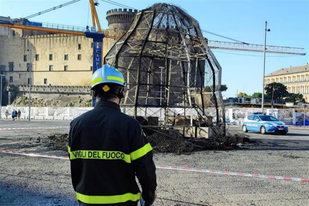 Un incendio ha distrutto la statua della Venere degli stracci, nel centro di Napoli, e ridotto in cenere gli indumenti che la adornavano