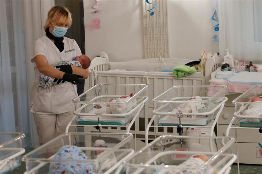 Bambini nati con la tecnica della maternità surrogata in una clinica di Kiev, Ucraina, nel 1921