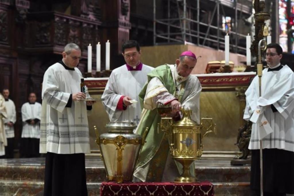 L'arcivescovo Mario Delpini durante la consacrazione degli oli in Duomo questo Giovedì Santo
