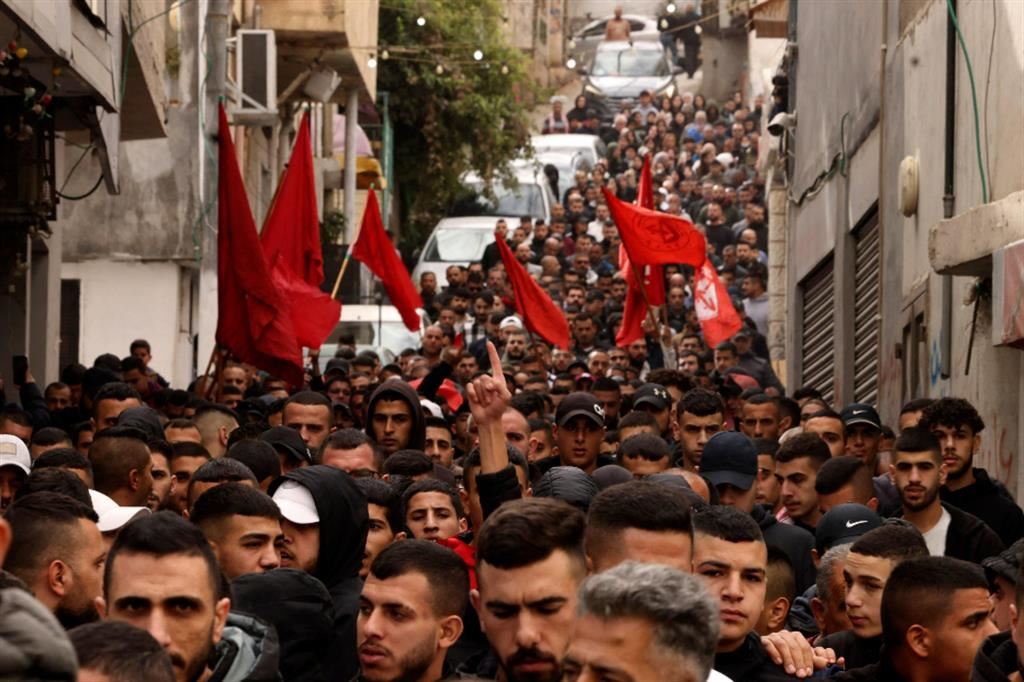 Il cordoglio al funerale di un miliziano ucciso si mischia alla rabbia nel campo profughi di Dheishen vicino a Betlemme