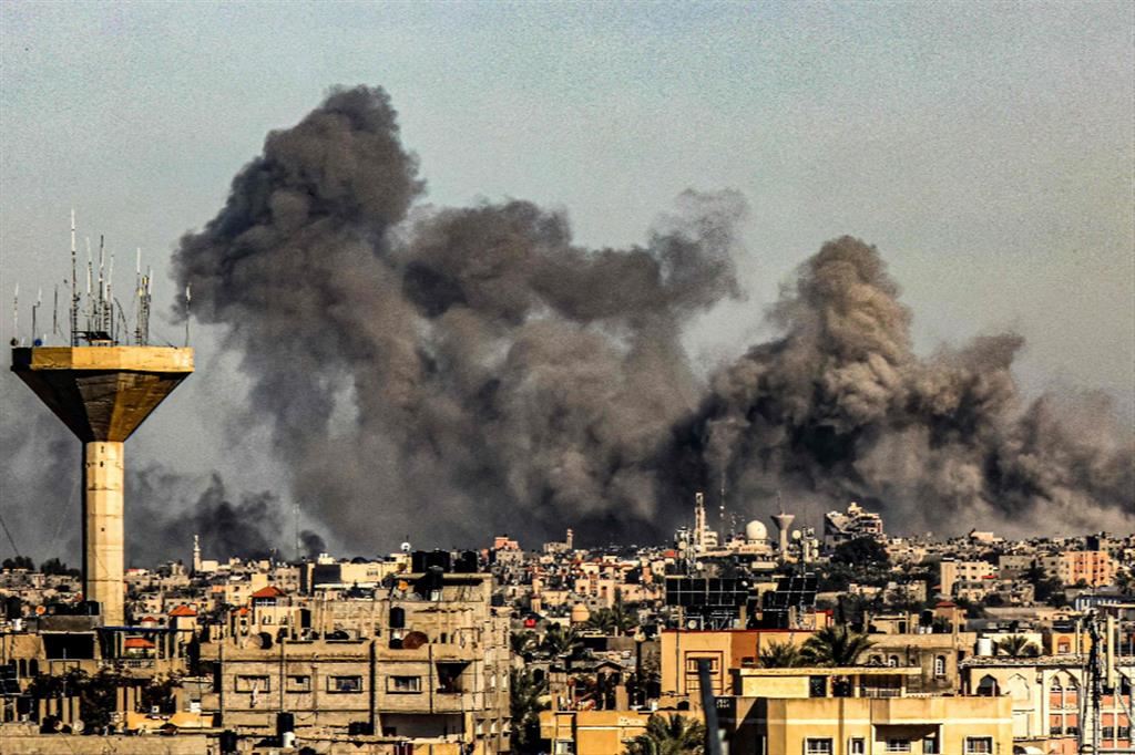 Bombe su un campo profughi alle porte di Rafah, al confine della Strisa di Gaza con l'Egitto
