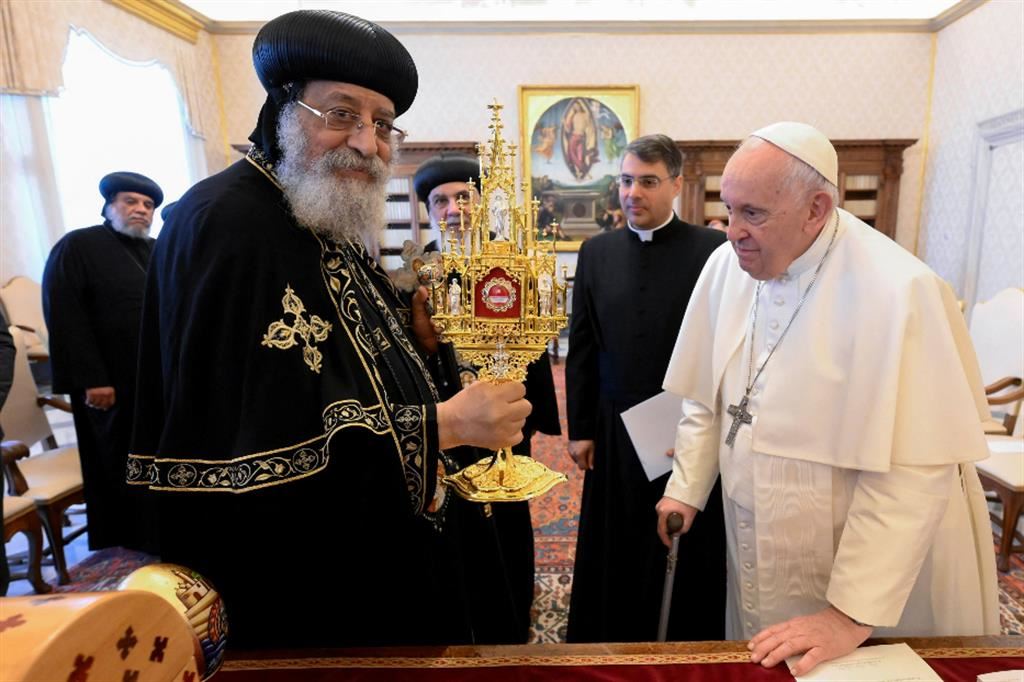 Tawdros II, ricevuto ieri dal Papa, gli ha donato una reliquia dei martiri copti uccisi in Libia il 15 febbraio 2015