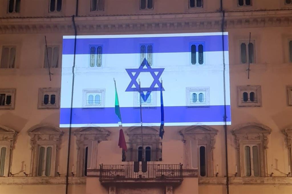 La bandiera israeliana proiettata sabato sera sulla facciata di Palazzo Chigi