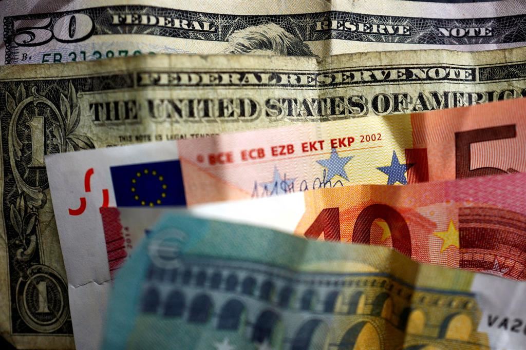 L'euro resta forte sul dollaro a quota 1,1