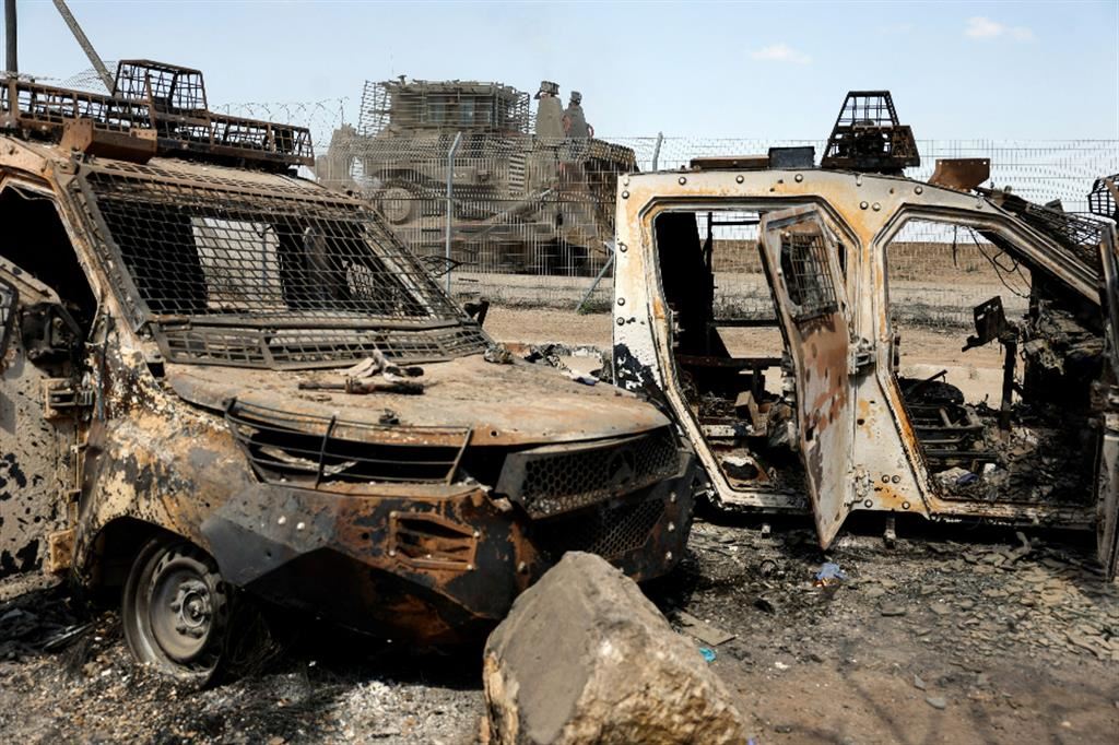 Mezzi blindati bruciati e abbandonati, al kibbutz Beeri, nel sud di Israele, dopo l'attacco di Hamas