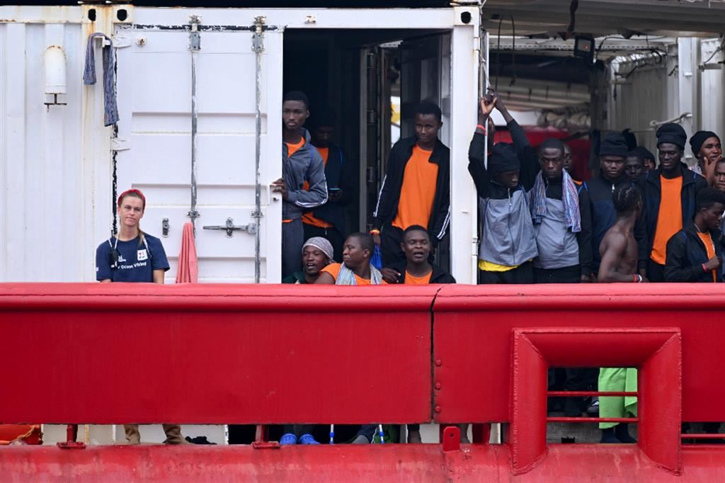 Migranti sbarcano dall'Ocean Viking a Napoli