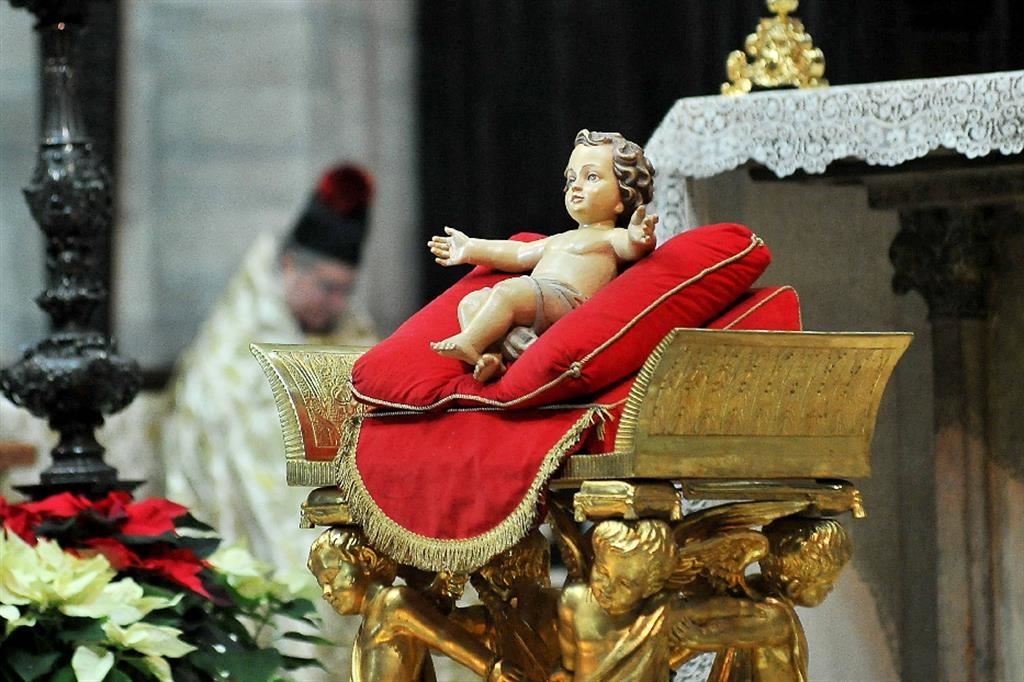 La statua di Gesù Bambino nel Duomo di Milano
