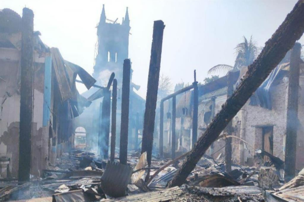 La chiesa cattolica incendiata e rasa al suolo