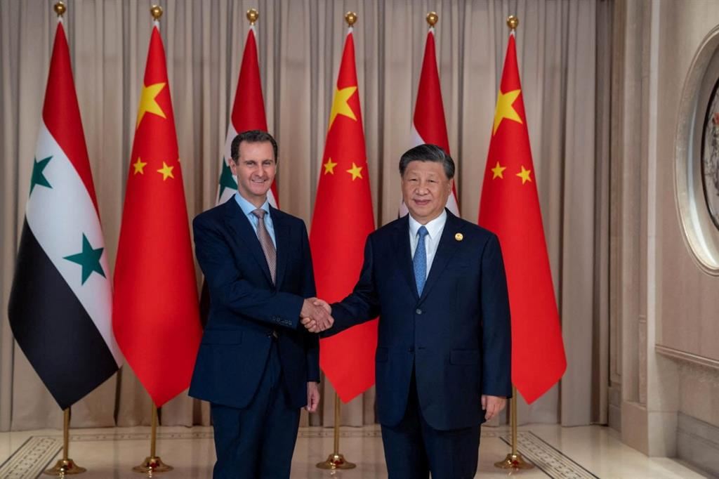 Bashar al Assad (a sinistra) stringe la mano al presdiente cines e Xi Jinping a Hangzhou