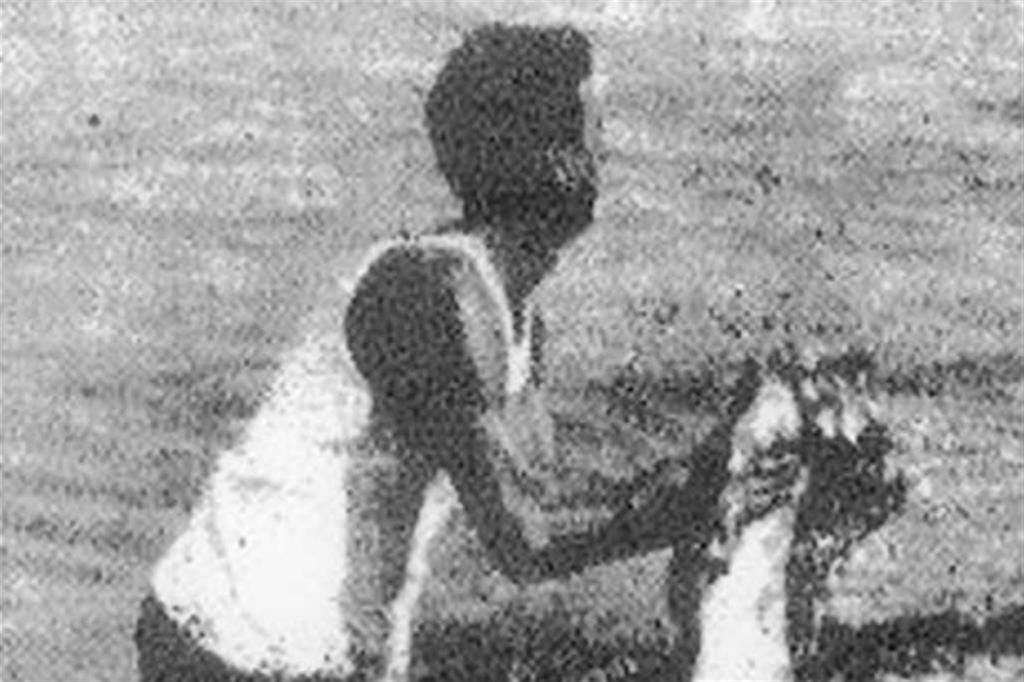 Strage di Vergarolla. Il vigile del fuoco Mario Angelini, mentre corre sulla spiaggia portando in braccio una bimba decapitata dall’esplosione, il 18 agosto 1947