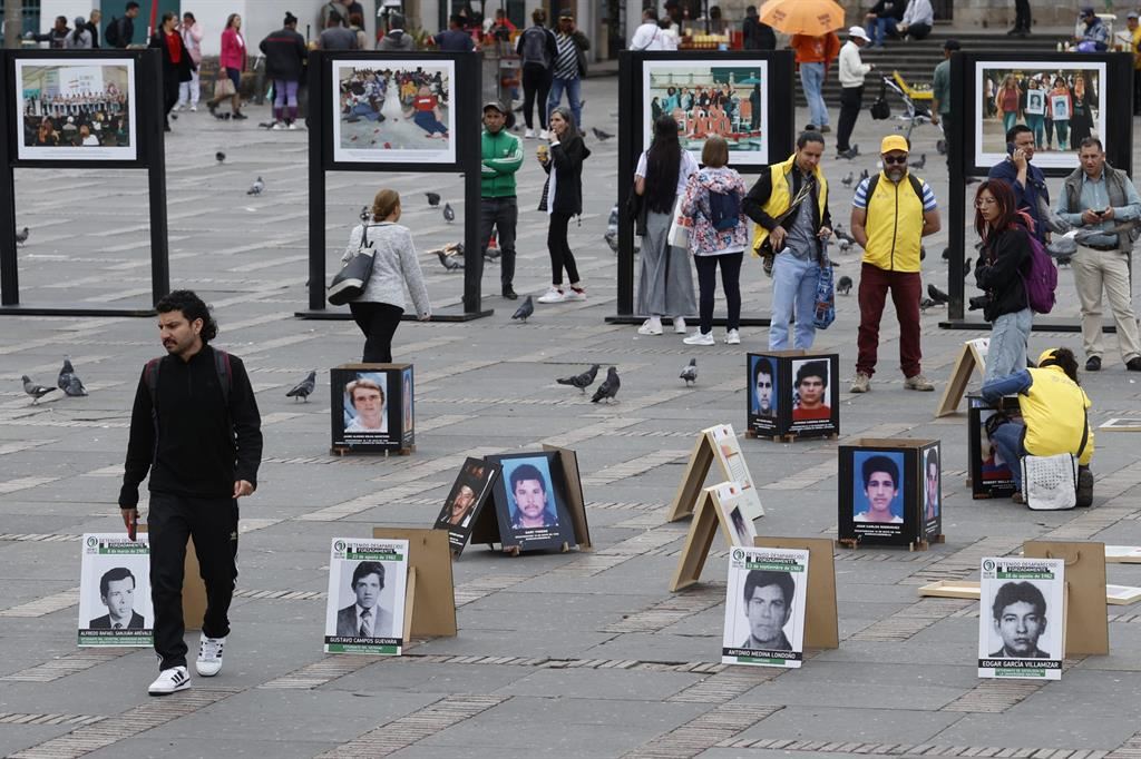 Il ricordo delle vittime e degli "scomparsi" in plaza de Bolivar a Bogotà