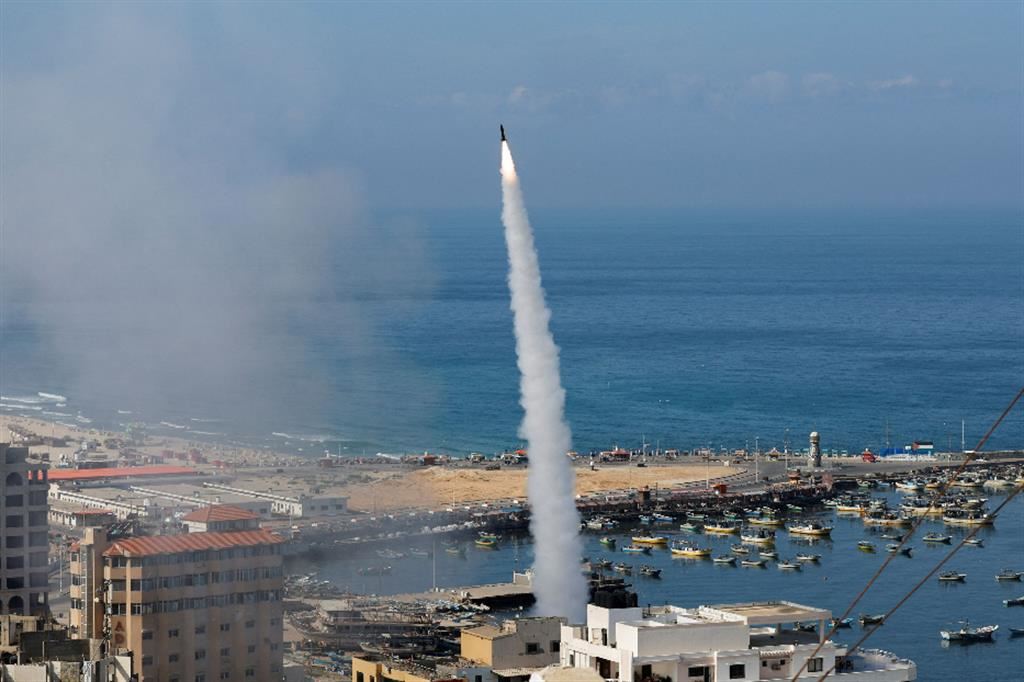 Un razzo lanciato da Hamas verso Israele