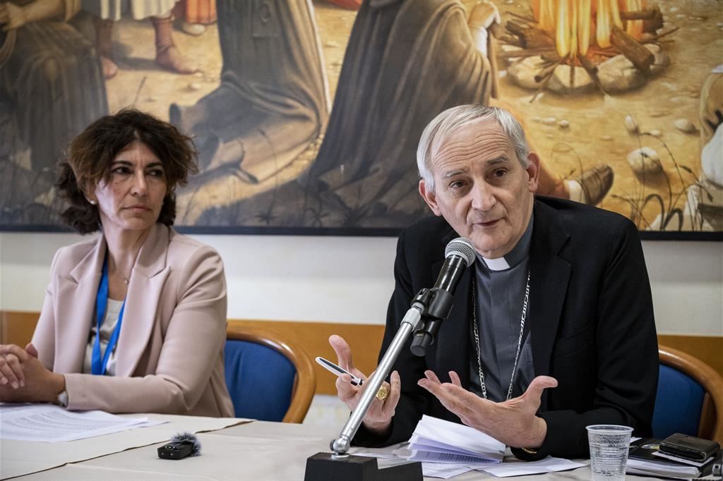 Il cardinale Matteo Zuppi con Emanuela Vinai (servizio Cei per la protezione dei minori) durante la conferenza stampa di oggi