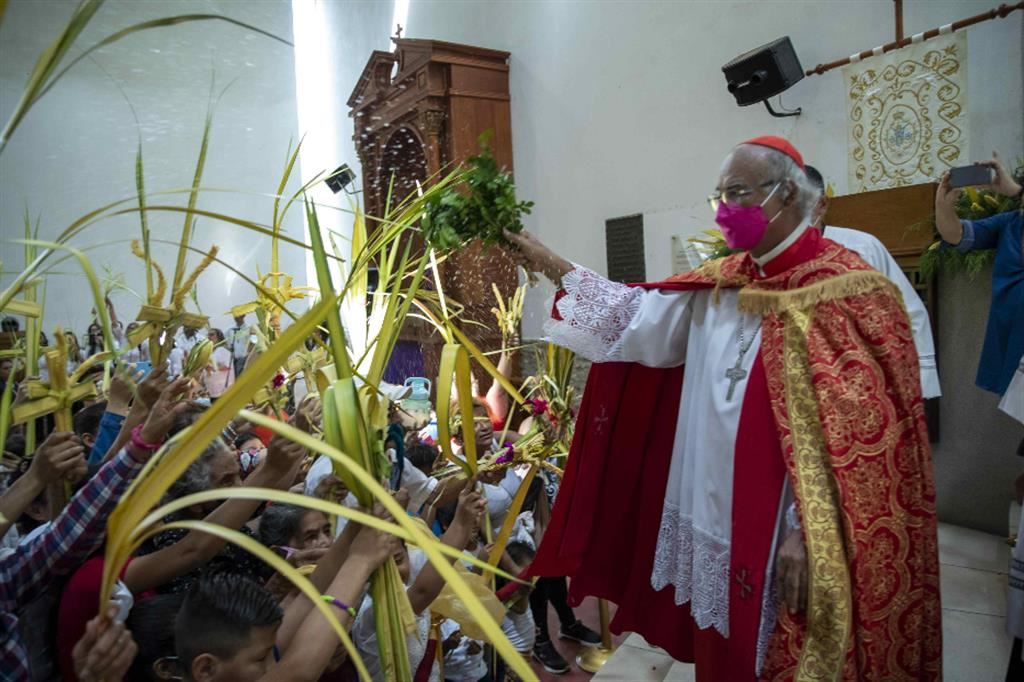 Il cardinale Leopoldo Brenes celebra la Domenica delle Palme nella Cattedrale di Managua, 2 aprile 2023