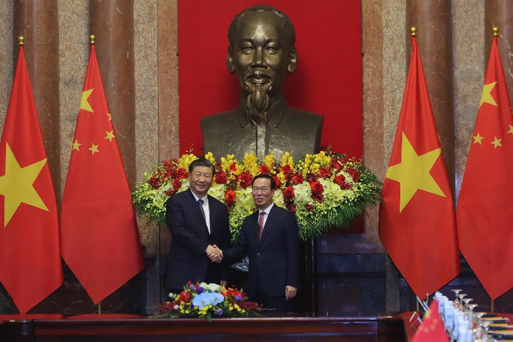 Il presidente cinese Xi Jinping, a sinistra, con il collega Vo Van Thuong lo scorso 13 dicembre ad Hanoi