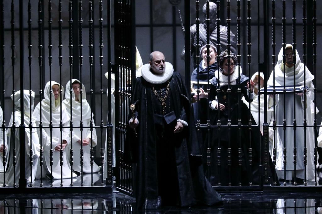 Michele Pertusi è Filippo II nel "Don Carlo" di Verdi al teatro alla Scala di Milano