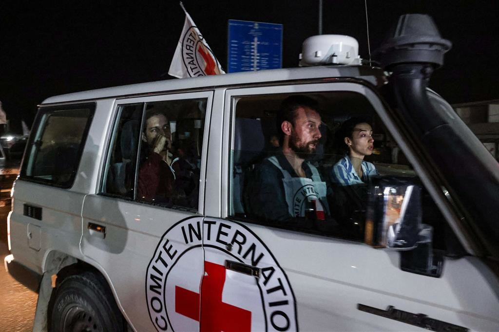 Un veicolo della Croce Rossa Internazionale che trasporta gli ostaggi rilasciati da Hamas si dirige verso il punto di confine di Rafah con l'Egitto per il passaggio in Israele