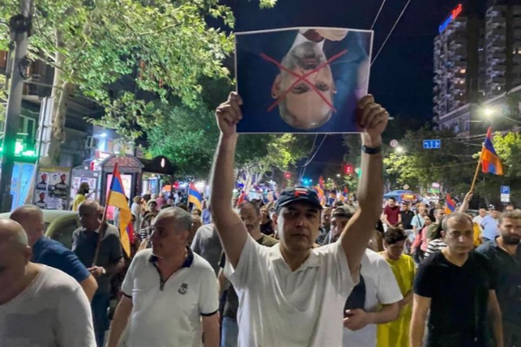 Proteste contro il premier armeno Pahinyan nella capitale Yerevan