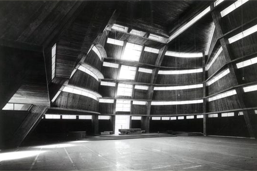 L'interno della chiesa della Visitazione, a Roma, di Saverio Busiri Vici (1965-1971)