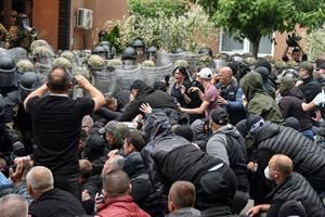 Scontri in Kosovo: feriti anche 14 militari italiani