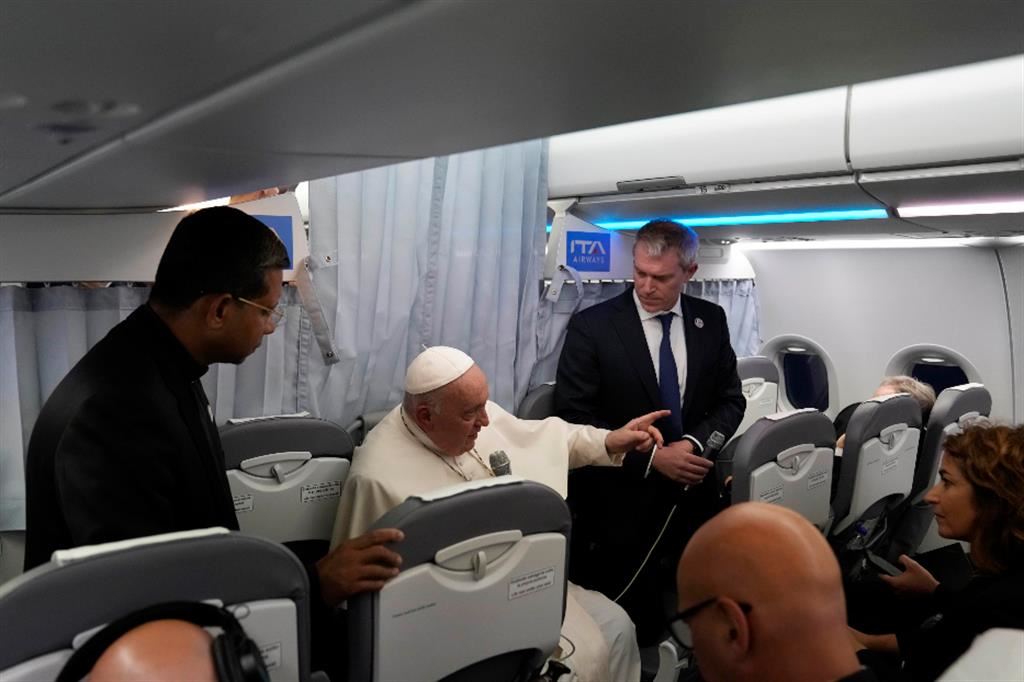Il Papa sull’aereo. A destra, l’intervento di Francesco per la chiusura degli Incontri del Mediterraneo a Marsiglia