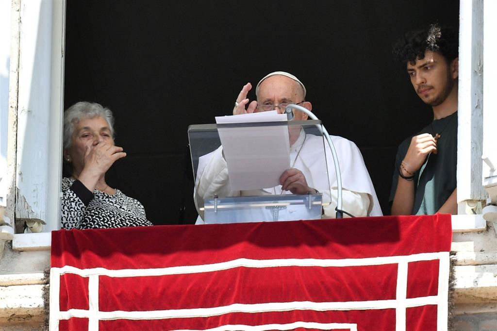 Il Papa prega la pace e per gli anziani. "Abbiate cura di loro"