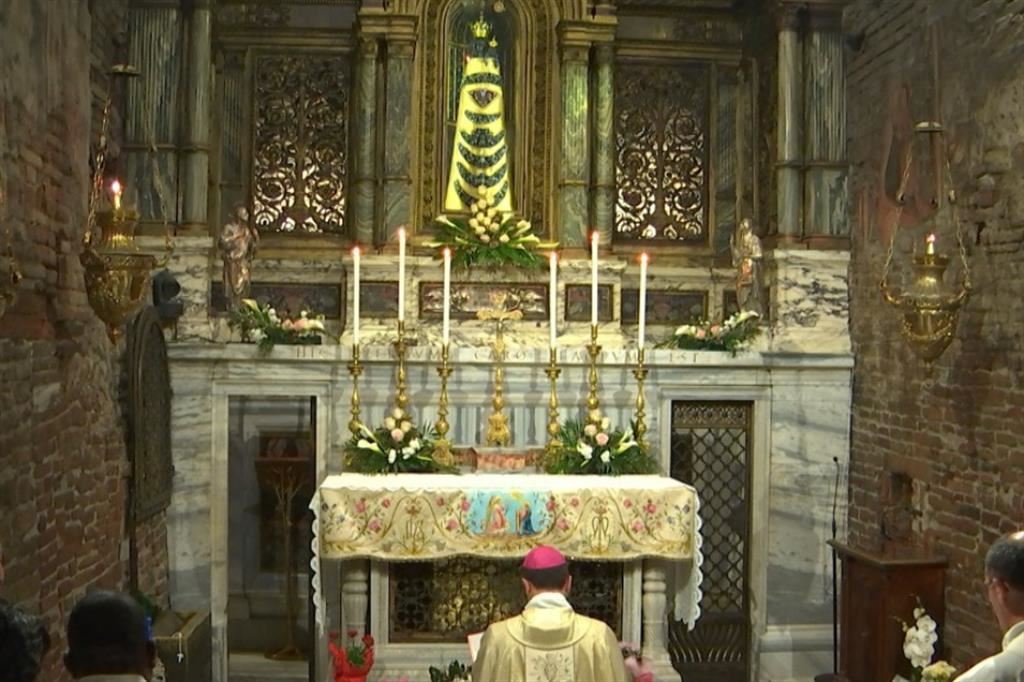 Monsignor Dal Cin rinnova nella Santa Casa l'Atto di consacrazione al Cuore immacolato di Maria