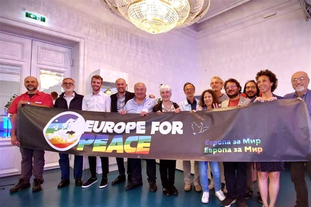 Vienna, 11 giugno: la delegazione italiana al vertice internazionale dei movimenti per la pace. Sergio Bassoli è il secondo da sinistra